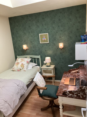 Chambre"Forêt" arrière lit 0,90 x 2m , son bureau et sa chaise - Gîte 4* Entre Mer et Forêt Quend plage Baie de Somme -Baie d'Authie