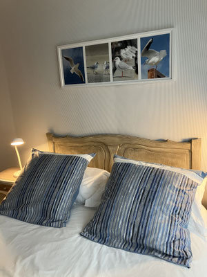 Chambre "Mer" sur jardin : literie confort  1,40x 2m / 2 oreillers/personne *linge de lit en option (incluant lit fait à l'arrivée)