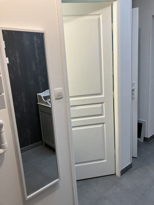  grand miroir dans vestibule 