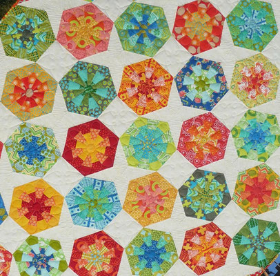 Aylin Star kombiniert mit Dresdenflowergarden, Kaleidoskopen und Quadraten = ein Hexagonquilt ohne "Unwucht" drin!