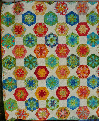 Aylin Star kombiniert mit Dresdenflowergarden, Kaleidoskopen und Quadraten = ein Hexagonquilt ohne "Unwucht" drin!