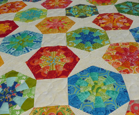 Aylin Star kombiniert mit Dresdenflowergarden, Kaleidoskopen und Quadraten = ein Hexagonquilt ohne "Unwucht" drin!