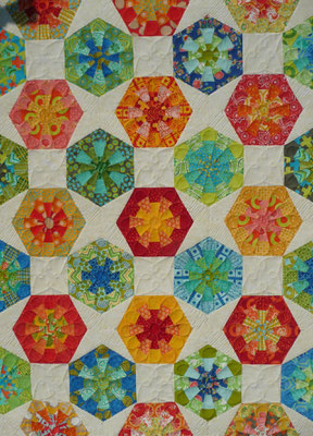 Aylin Star kombiniert mit Dresdenflowergarden, Kaleidoskopen und Quadraten = ein Hexagonquilt ohne "Unwucht" drin!