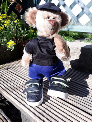 Bär stehend in Jogger Pose mit echten Adidas Schuhen