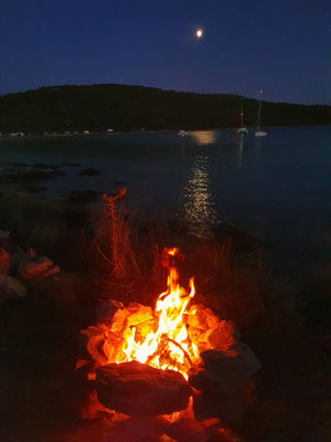 Männer auf Kurs Segeln Coaching: Campfire