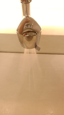 今回注目のクリーンシャワー(原水)。そのままいきなり全開で出すと結構飛び散ります(笑)。シャワーを手に持ち狙いを定めてから出すほうがいいかもしれません。お掃除に関してはシンクの隅々まで勢いが届くのでいい感じです。