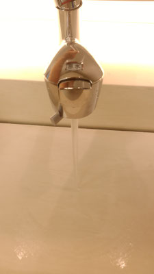 浄水ボタン及び吐出レバー操作による6パターン吐水比較。ハンドルはすべて全開です。まずは原水ストレート。