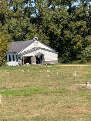 So sieht es abseits der Straßen aus: in diesem Fall ein Kirche mit Friedhof