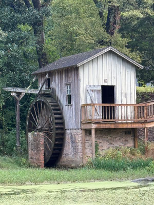Eine alte Wassermühle eines schottischen Farmhauses