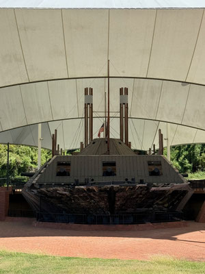 Das Panzerboot, das in der Nähe auf eine Mine aufgelaufen und gesunken ist