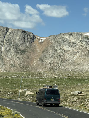 Auf dem Weg auf den Gipfel - irgendwie gehört der Bus hier in die Landschaft