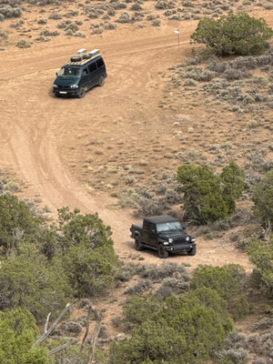 Jeep und VW Bus fahren zur Offroad Challenge