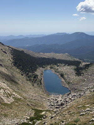 Ein schöner Bergsee auf dem Weg nach unten. Gut, nach oben war er auch schon da, aber ich war abgelenkt, weil ich ans Atmen denken musste bei all den gefährlichen Kurven