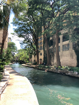 Manche badeten im Fluss in San Antonio 