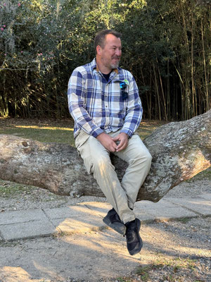 Wir mussten sehr lachen, weil Gerrit Schwierigkeiten hatte, fürs Foto auf den Ast zu springen