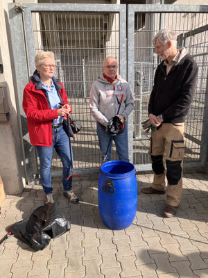Foto 4: Sabine Groß, Jörg Briel und Gerd Dettweiler machen sich bereit.