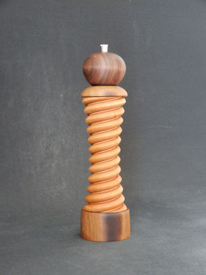 Pfeffer/Stahl,   Kirschbaum/Schwarznuss,   ca. 7,5 x 28 cm,   CHF 160.-