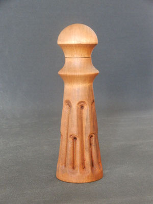 Pfeffermühle  Stahl/Kirschbaum gefräst & gebeizt,    ca. 6,5 x 20,5 cm,    CHF 115.-,    Lieferbar