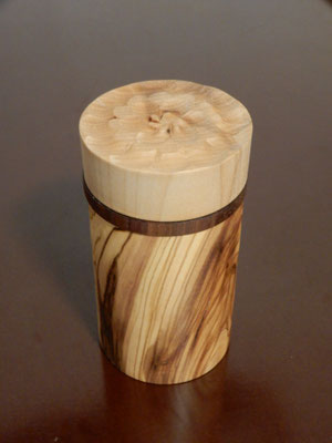 Teedose aus Olive/Schwarznuss/Ahorn, Deckel passiggedreht, ca. 8 x 14 cm, CHF 90.-, Lieferbar