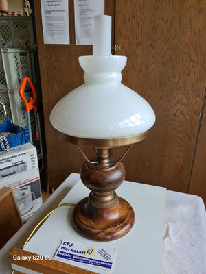 Art.-Nr. 1019, Tischlampe, 60er-Jahre, Glas, Holz, Messing, sehr guter Zustand, 65,- Euro