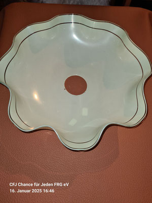 Art.-Nr. 1033 Lampenschirm, Einzelstück, 50er-Jahre, hellgrün, H 7,0 cm, Ø 27,0 cm, Fassung Ø 4,5 cm, CFJ-Preis 35,00 Euro