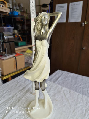 Art.-Nr. 1022 Deko-Skulptur "Mädchen", Weiß/Silber, 32 cm, Plastikmasse, Neupreis 45,- Euro, 1A-Zustand, CFJ-Preis 25,- Euro