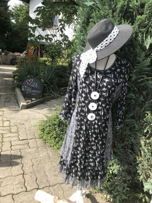 romantisches Lagenlook-Kleid... sehr schoen fallend und verspielt für eine kleinere Frau, apssend dazu eine superschoene handgemachte Kette