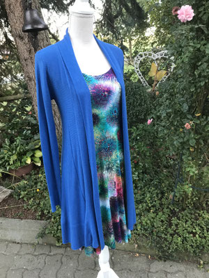 Shirtkleid mit viel Stretchanteil, herrlich fallend, dazu eine extravagante Lang-Strickjacke, sehr figurbetont gearbeitet, passt hervorragend zu Kleidern, auch zu Hosen