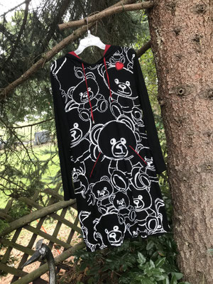 wunderschönes Shirtkleid mit Kapuze und Teddybaerenmuster, kleine Extras machen das Kleid zum Lieblingsstueck