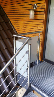 Außentreppe Wangentreppe Stahl farbbeschichtet Glas Geländer Podest