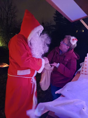 Der Niklaus besucht Irmtraud Vinders an ihrer Weihnachtsbude