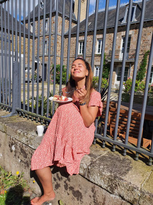 Jessy genießt die Sonne...oder den Kuchen?