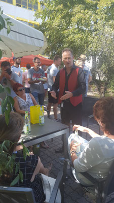 Walking Act buchen in Stuttgart fasziniert mit Zauberei & Mentalmagie. Geeignet für Sommerfeste, Mitarbeiterfeier, Weihnachtsfeier, Incentives, Mitarbeiter Motivation mit dem Walking Act mit Magic Oli Wonder & Steffi Wonder. Walk Act der Sonderklasse.