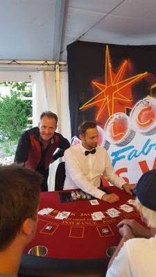Walking Act in Stuttgart fasziniert mit Zauberei & Mentalmagie. Geeignet für Sommerfeste, Mitarbeiterfeier, Weihnachtsfeier, Incentives, Mitarbeiter Motivation mit dem Walking Act mit Magic Oli Wonder & Steffi Wonder. Walk Act der Sonderklasse.