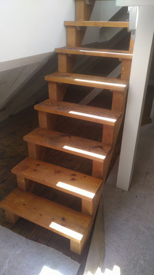 Einfacher Treppenaufgang mit Altholz gefertigt Ausgang auf Dach mit Glaskuppel