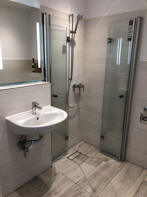Duschbad mit klappbarer, barrierefreier Glaskabine