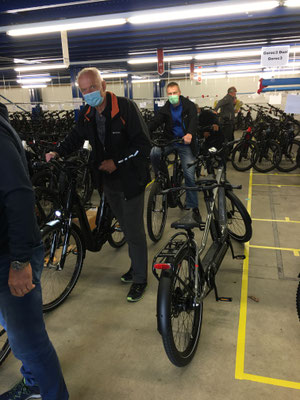 Aussuchen des Flyers für die Tour