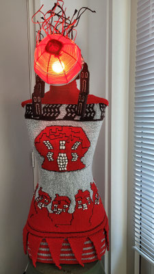 Huisvrouw torso  - wol -  hoogte 105 cm  breedte 37 cm  diepte 25 cm  -  verkoopprijs € 500