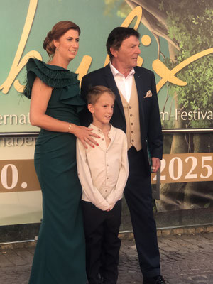 Mit Frau und Sohn auf dem roten Teppich bei Fabulix 2025