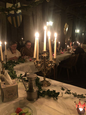 Im Kerzenschein an einer großen Tafel gemeinsam zu essen