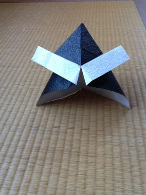 Samurai helmet designed and folded by Teru Kutsuna. かんたん兜。沓名輝政創作。#origami #origaminowa
