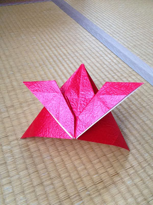 Samurai helmet designed and folded by Teru Kutsuna. かんたん兜。沓名輝政創作。#origami #origaminowa