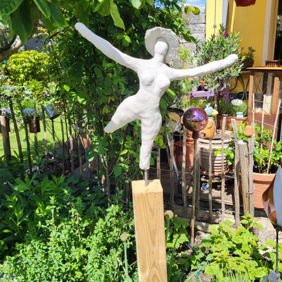 Gartendame auf Sockel Beton 2024