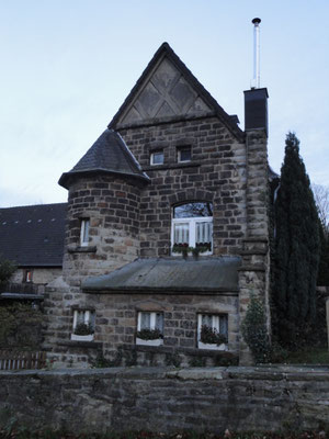 Schöne Architektur in der Umgebung. Viele Pferde gibt es hier.