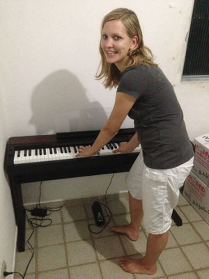 Damaris mit ihrem E-Piano... :-)