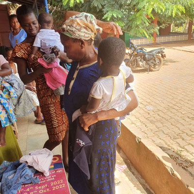NKORANZA , Ghana : distribuzione abiti ai bambini del villaggio 