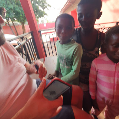 NKORANZA , Ghana : distribuzione abiti ai bambini del villaggio 