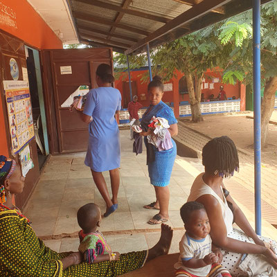 NKORANZA : Ambulatorio di maternità , mamme in attesa di visita.