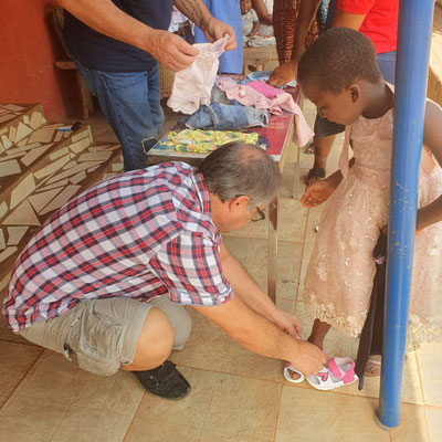 NKORANZA , Ghana : distribuzione abiti ai bambini del villaggio 
