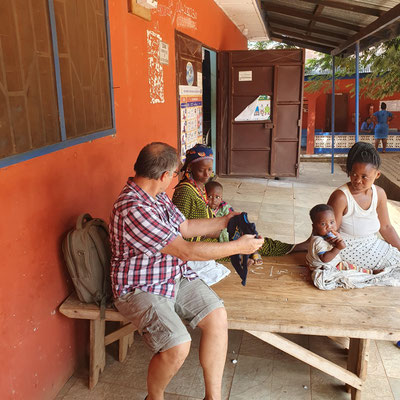 NKORANZA , Ghana : distribuzione abiti ai bambini del villaggio 